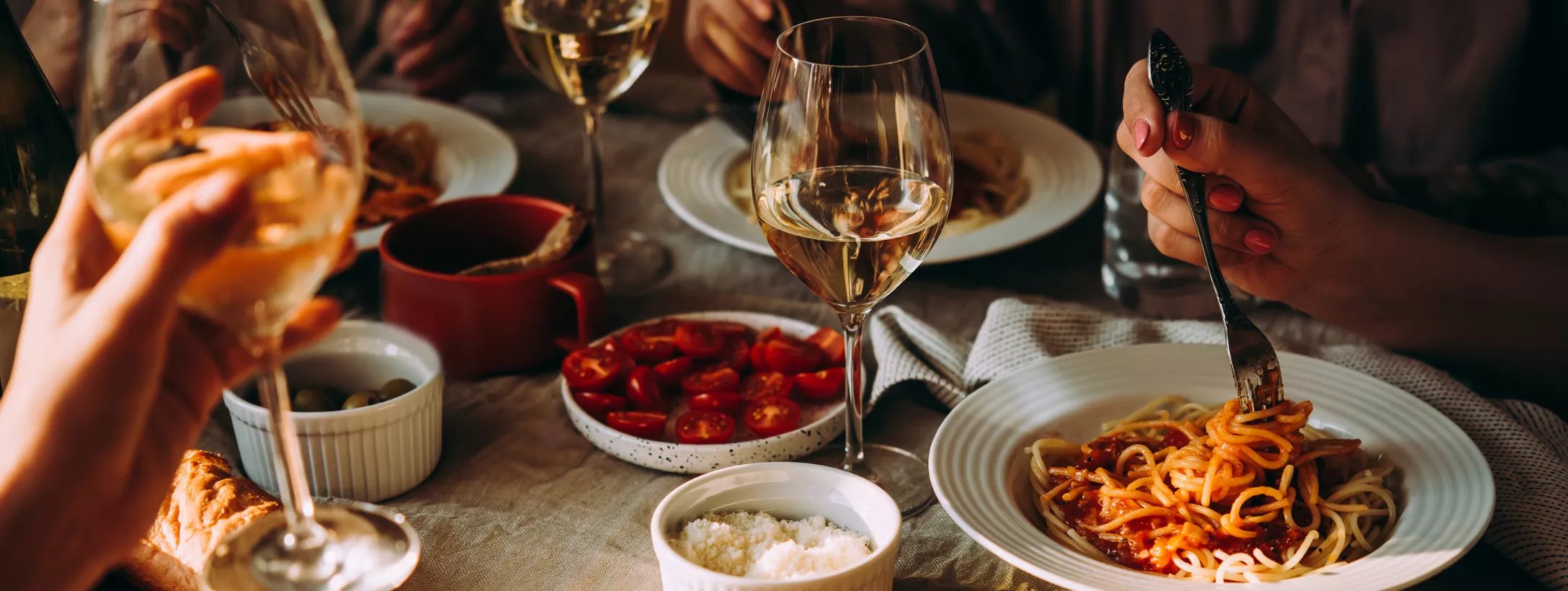 Rượu vang trắng kết hợp với đồ ăn